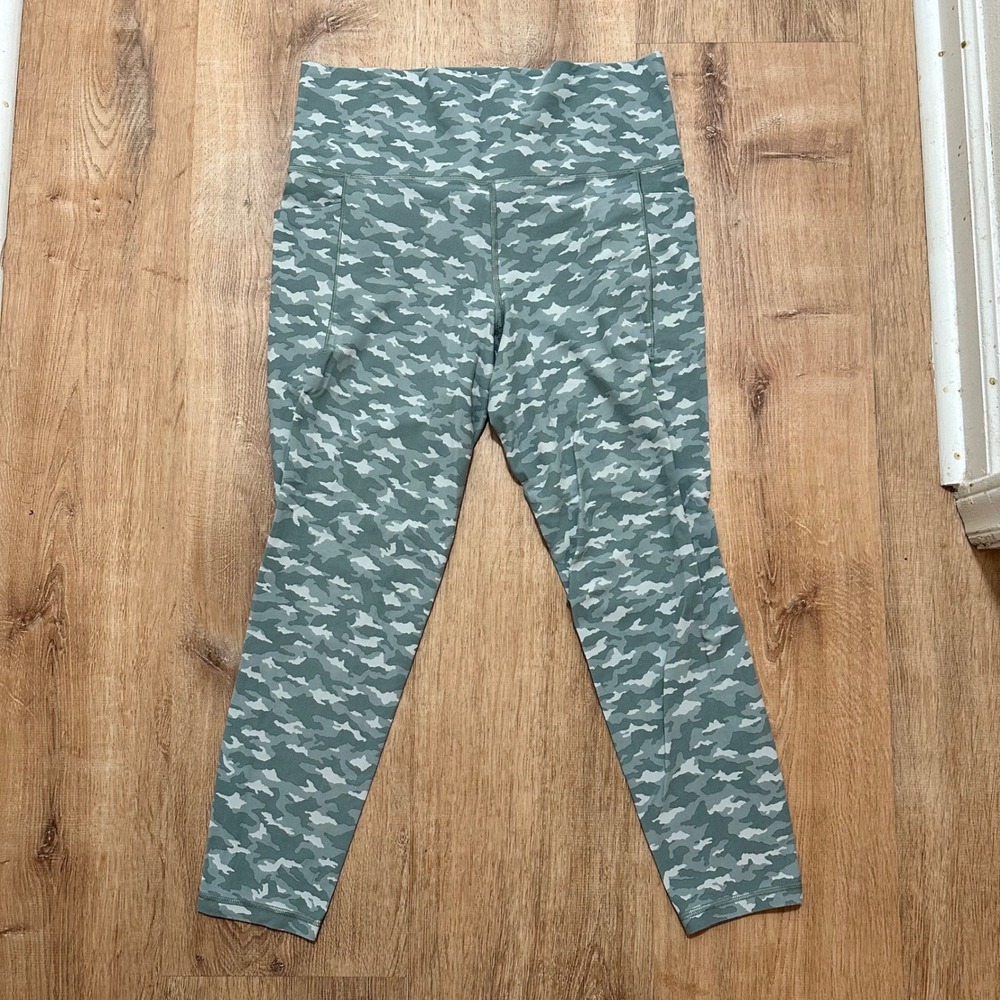 Athleta | Woman's Green Camo Salutation Stash‎ Pocket II Printed 7/8 Leggings, L